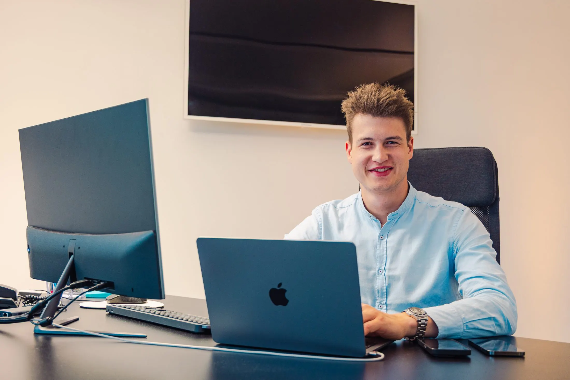 Ein Kaino-Mitarbeiter arbeitet konzentriert am Laptop im Büro.
