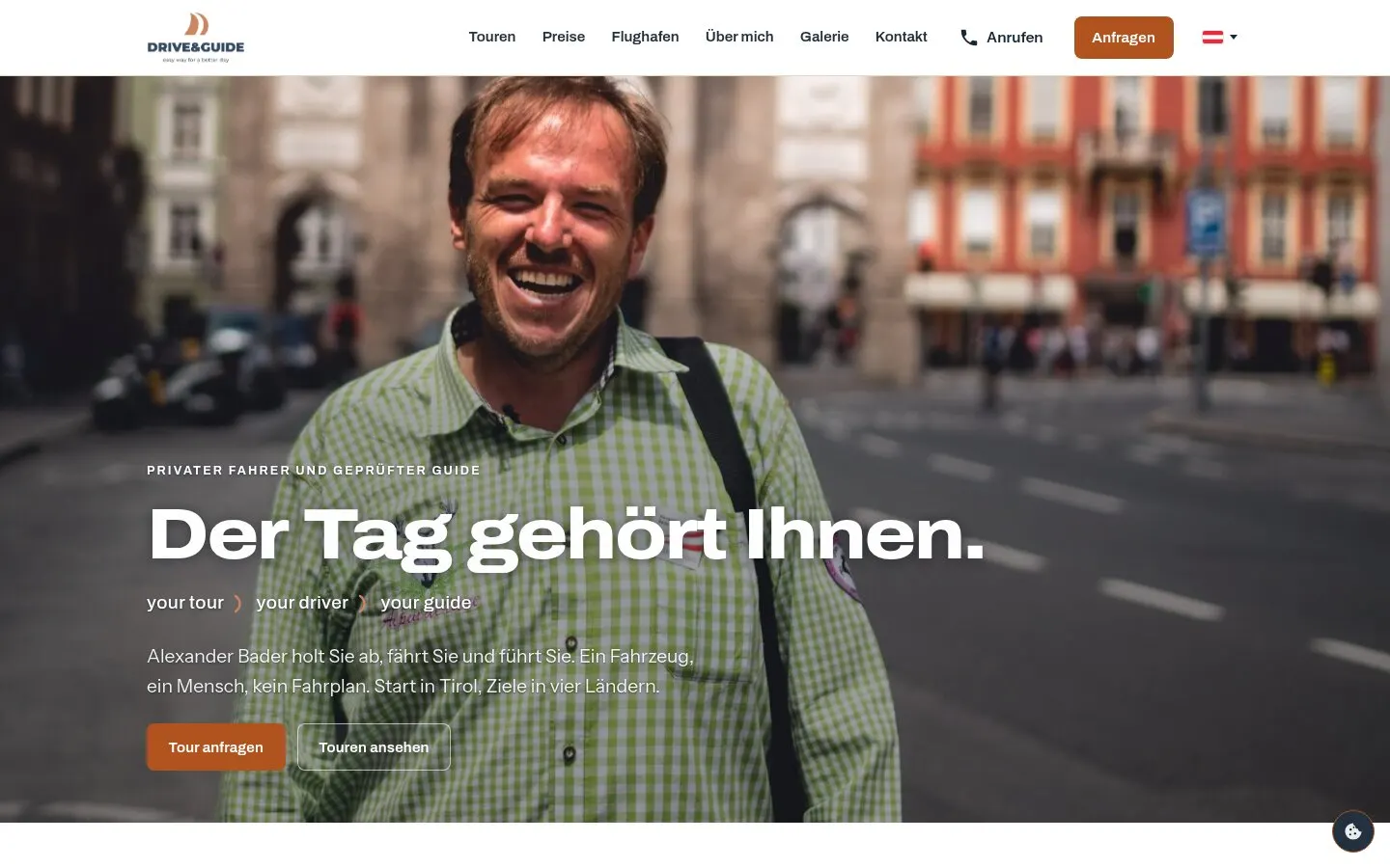 Startseite von driveandguide.at: Inhaber Alexander Bader lacht vor der Triumphpforte in Innsbruck, dazu die Überschrift „Der Tag gehört Ihnen.“