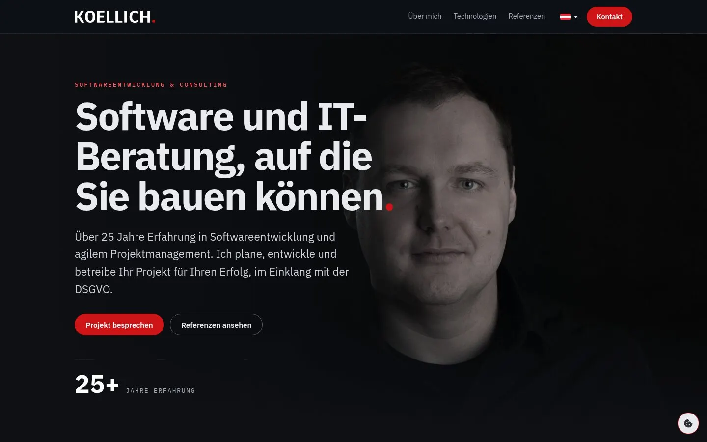 Startseite von koellich.com: dunkle Bühne mit dem Schriftzug KOELLICH. und Porträtfoto